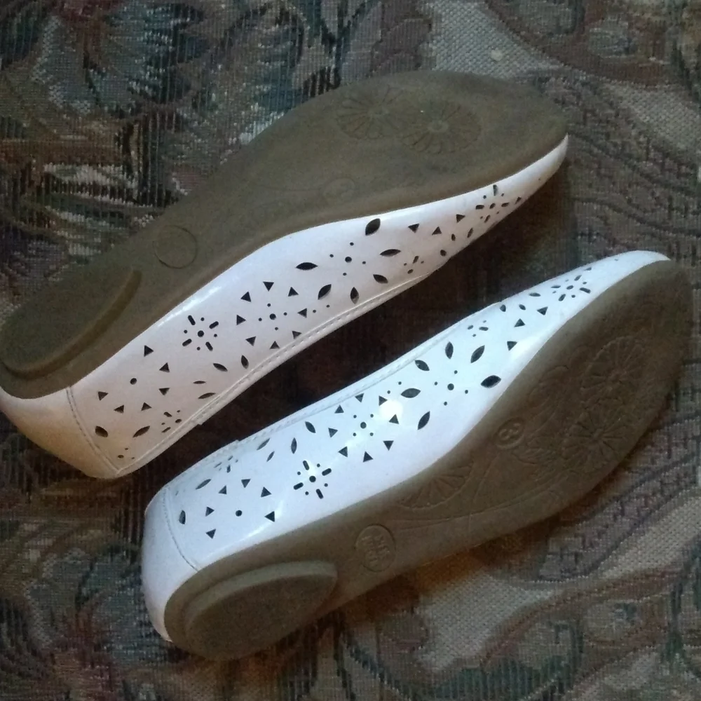 Girl's Steve Madden white laser cut ballet flats